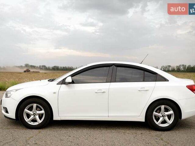 Белый Шевроле Круз, объемом двигателя 1.8 л и пробегом 182 тыс. км за 8000 $, фото 2 на Automoto.ua