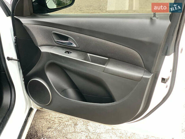 Белый Шевроле Круз, объемом двигателя 2 л и пробегом 212 тыс. км за 8190 $, фото 16 на Automoto.ua