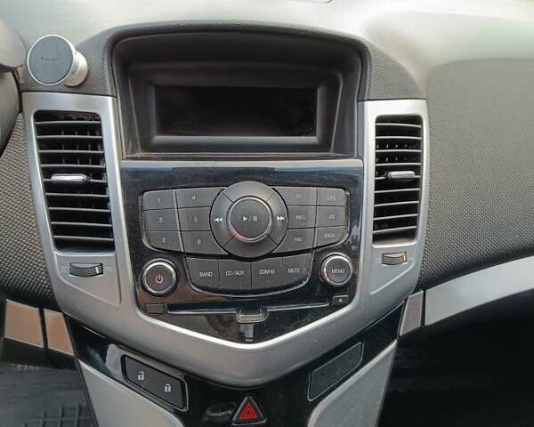 Белый Шевроле Круз, объемом двигателя 1.8 л и пробегом 250 тыс. км за 6500 $, фото 9 на Automoto.ua