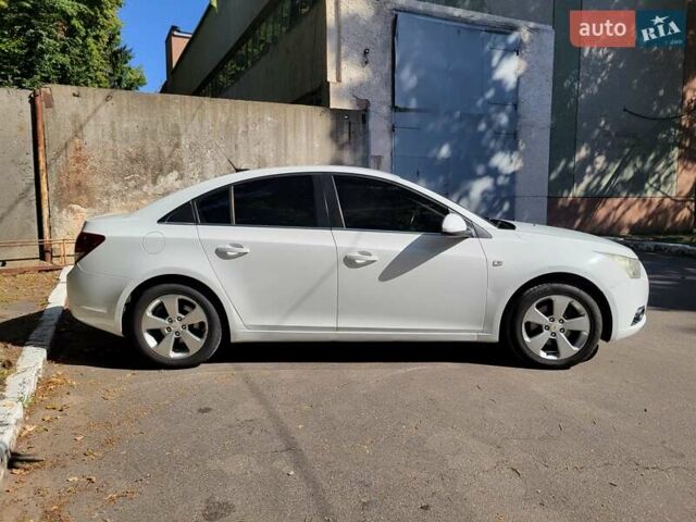 Белый Шевроле Круз, объемом двигателя 2 л и пробегом 212 тыс. км за 8500 $, фото 4 на Automoto.ua