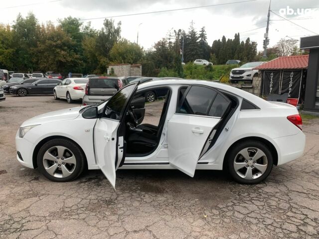 Белый Шевроле Круз, объемом двигателя 2 л и пробегом 212 тыс. км за 8190 $, фото 14 на Automoto.ua