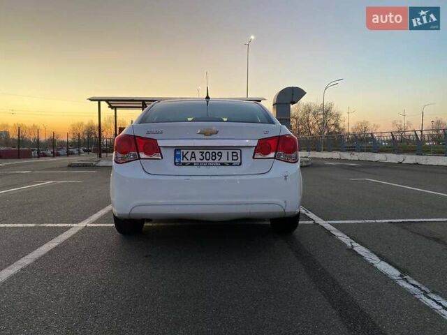 Белый Шевроле Круз, объемом двигателя 1.36 л и пробегом 210 тыс. км за 6700 $, фото 12 на Automoto.ua