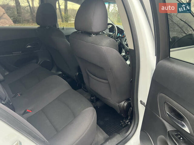 Білий Шевроле Круз, об'ємом двигуна 1.4 л та пробігом 130 тис. км за 6999 $, фото 17 на Automoto.ua