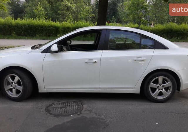 Белый Шевроле Круз, объемом двигателя 1.4 л и пробегом 230 тыс. км за 5800 $, фото 3 на Automoto.ua