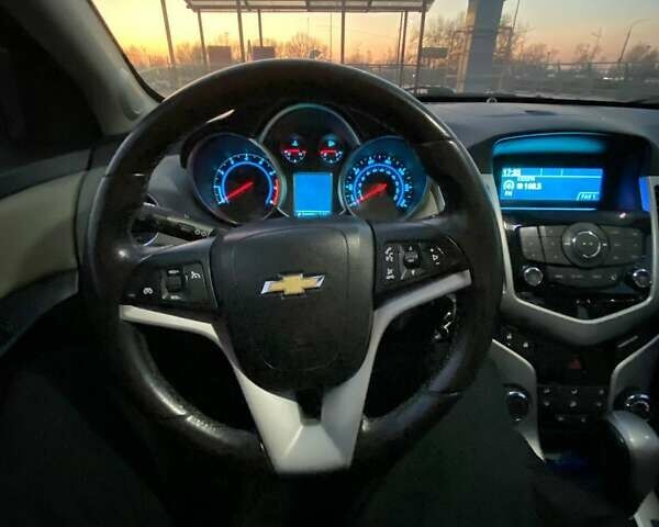 Белый Шевроле Круз, объемом двигателя 1.36 л и пробегом 210 тыс. км за 6700 $, фото 3 на Automoto.ua