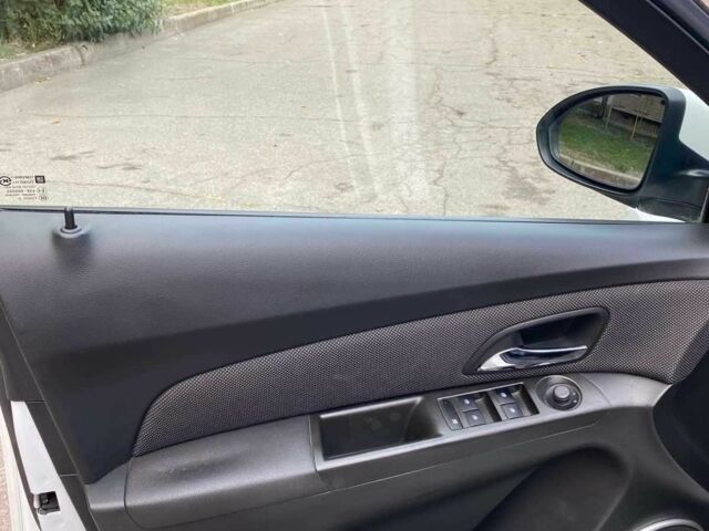 Белый Шевроле Круз, объемом двигателя 1.8 л и пробегом 109 тыс. км за 7950 $, фото 6 на Automoto.ua