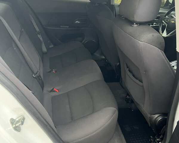 Білий Шевроле Круз, об'ємом двигуна 1.4 л та пробігом 130 тис. км за 6999 $, фото 18 на Automoto.ua