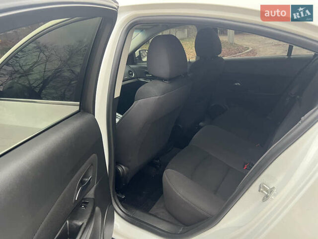 Білий Шевроле Круз, об'ємом двигуна 1.4 л та пробігом 130 тис. км за 6999 $, фото 16 на Automoto.ua