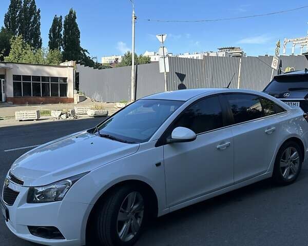 Белый Шевроле Круз, объемом двигателя 2 л и пробегом 189 тыс. км за 7300 $, фото 2 на Automoto.ua