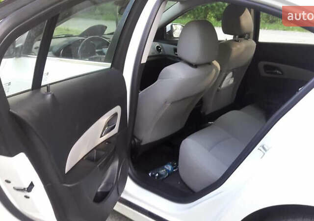 Белый Шевроле Круз, объемом двигателя 1.4 л и пробегом 230 тыс. км за 5800 $, фото 10 на Automoto.ua