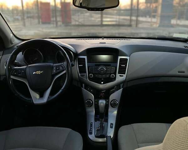 Белый Шевроле Круз, объемом двигателя 1.36 л и пробегом 210 тыс. км за 6700 $, фото 5 на Automoto.ua