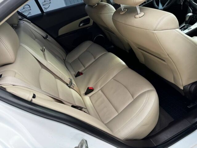 Белый Шевроле Круз, объемом двигателя 2 л и пробегом 190 тыс. км за 7700 $, фото 14 на Automoto.ua