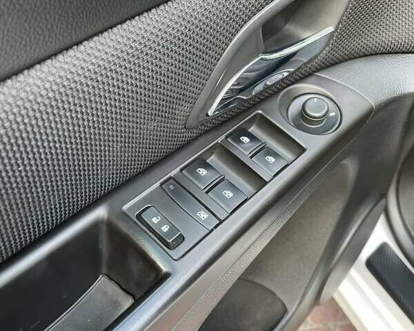 Білий Шевроле Круз, об'ємом двигуна 1.4 л та пробігом 132 тис. км за 7200 $, фото 2 на Automoto.ua