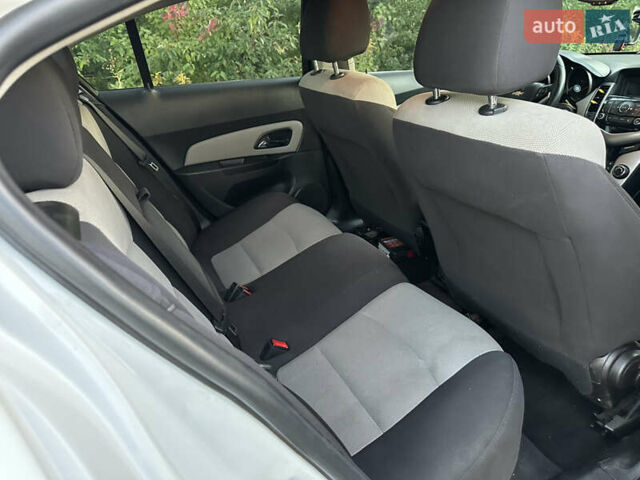 Белый Шевроле Круз, объемом двигателя 1.8 л и пробегом 227 тыс. км за 7000 $, фото 5 на Automoto.ua