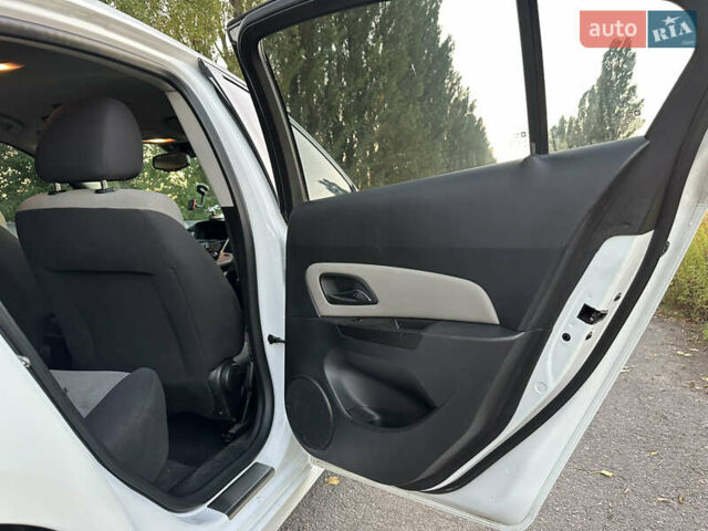 Белый Шевроле Круз, объемом двигателя 1.8 л и пробегом 227 тыс. км за 7000 $, фото 4 на Automoto.ua