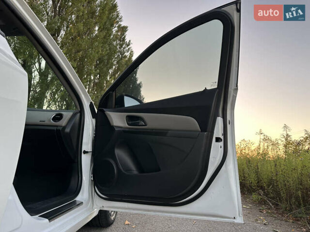 Белый Шевроле Круз, объемом двигателя 1.8 л и пробегом 227 тыс. км за 7000 $, фото 2 на Automoto.ua