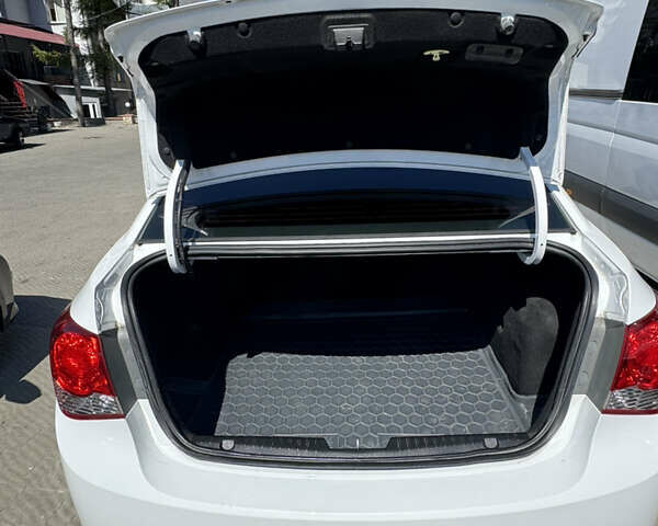 Белый Шевроле Круз, объемом двигателя 1.4 л и пробегом 133 тыс. км за 7900 $, фото 6 на Automoto.ua