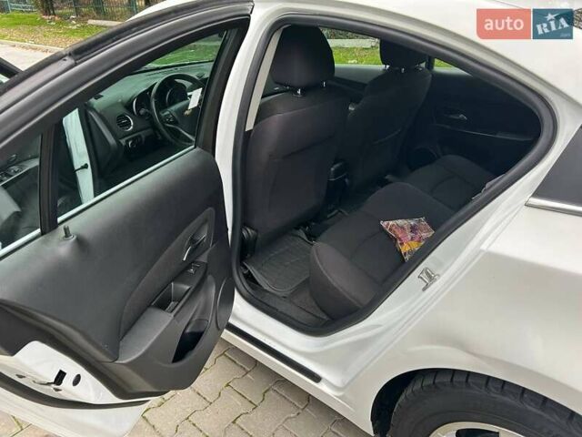 Белый Шевроле Круз, объемом двигателя 1.36 л и пробегом 191 тыс. км за 7800 $, фото 10 на Automoto.ua