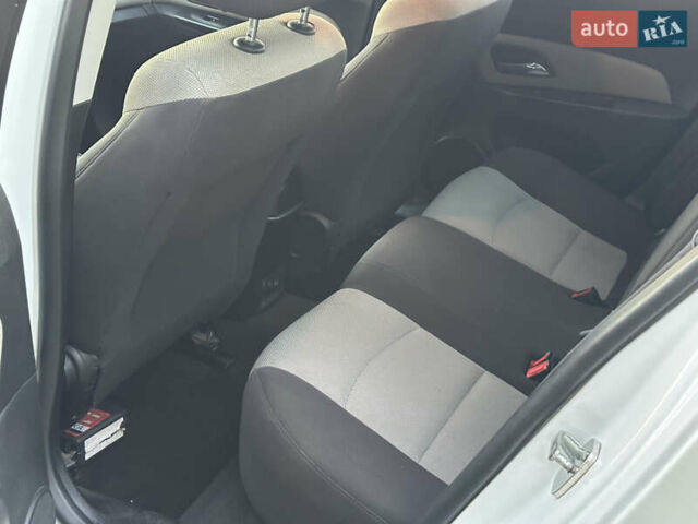 Белый Шевроле Круз, объемом двигателя 1.8 л и пробегом 227 тыс. км за 7000 $, фото 6 на Automoto.ua