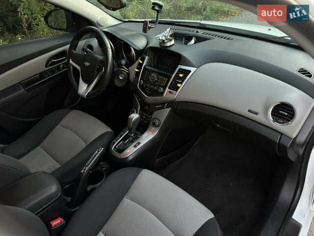 Белый Шевроле Круз, объемом двигателя 1.8 л и пробегом 227 тыс. км за 7000 $, фото 3 на Automoto.ua