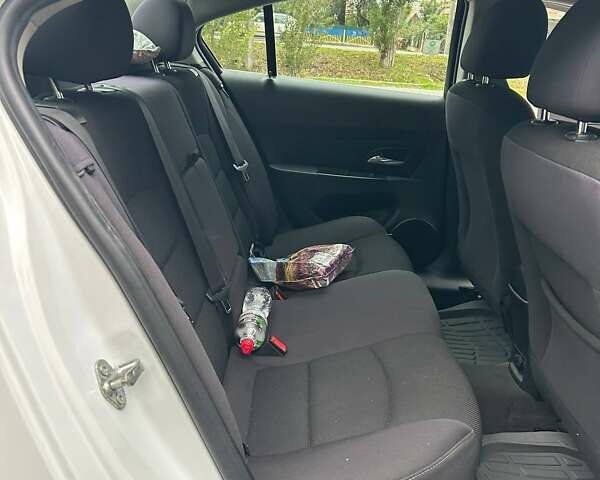 Белый Шевроле Круз, объемом двигателя 1.36 л и пробегом 191 тыс. км за 7800 $, фото 8 на Automoto.ua