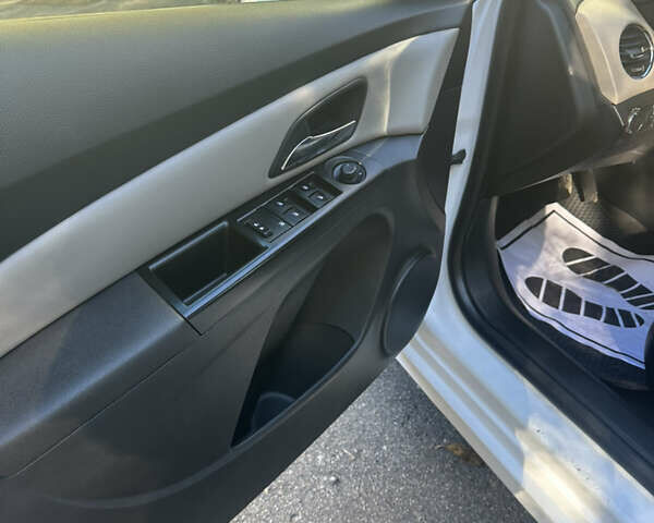 Белый Шевроле Круз, объемом двигателя 1.8 л и пробегом 210 тыс. км за 5999 $, фото 13 на Automoto.ua