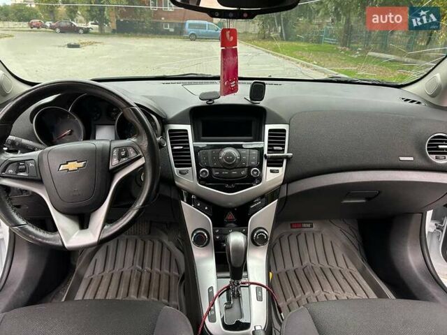 Белый Шевроле Круз, объемом двигателя 1.36 л и пробегом 191 тыс. км за 7800 $, фото 4 на Automoto.ua