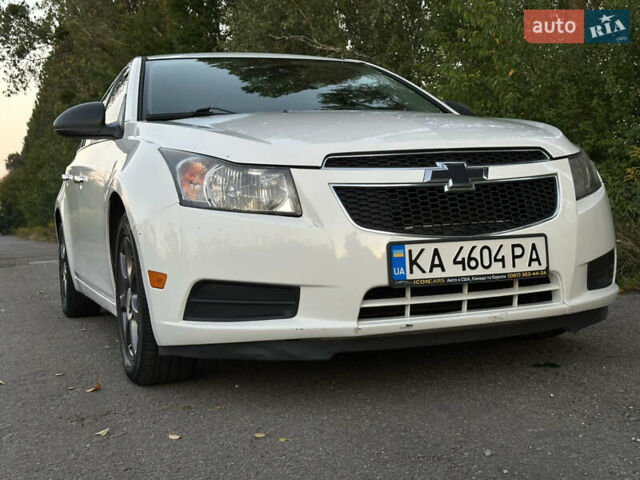 Белый Шевроле Круз, объемом двигателя 1.8 л и пробегом 227 тыс. км за 7000 $, фото 1 на Automoto.ua