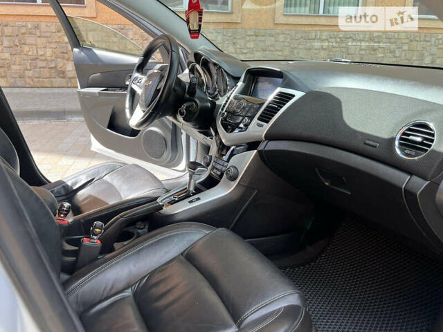 Белый Шевроле Круз, объемом двигателя 2 л и пробегом 269 тыс. км за 6999 $, фото 33 на Automoto.ua