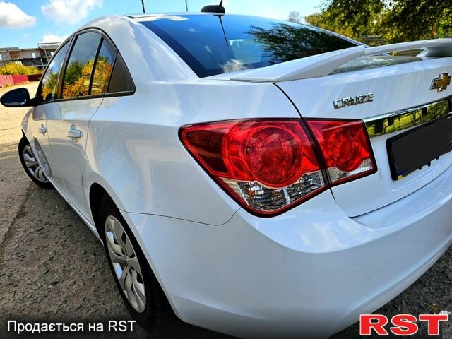 Белый Шевроле Круз, объемом двигателя 1.8 л и пробегом 237 тыс. км за 7000 $, фото 3 на Automoto.ua