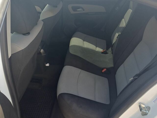 Белый Шевроле Круз, объемом двигателя 1.8 л и пробегом 110 тыс. км за 6000 $, фото 13 на Automoto.ua