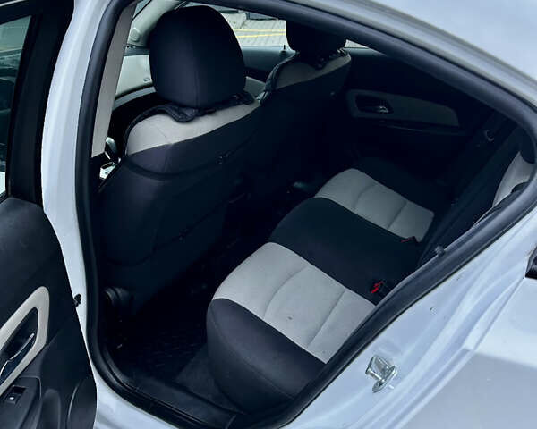 Белый Шевроле Круз, объемом двигателя 1.8 л и пробегом 160 тыс. км за 8800 $, фото 22 на Automoto.ua