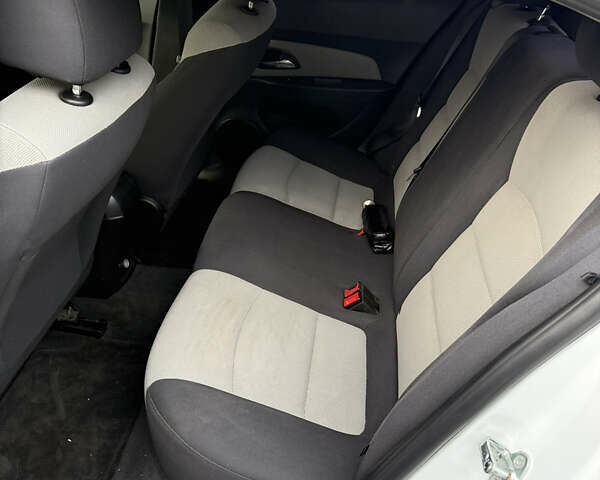 Белый Шевроле Круз, объемом двигателя 1.8 л и пробегом 195 тыс. км за 7499 $, фото 11 на Automoto.ua