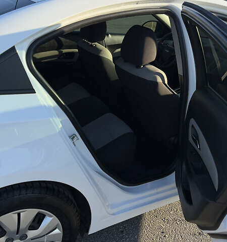 Белый Шевроле Круз, объемом двигателя 1.8 л и пробегом 164 тыс. км за 8300 $, фото 6 на Automoto.ua