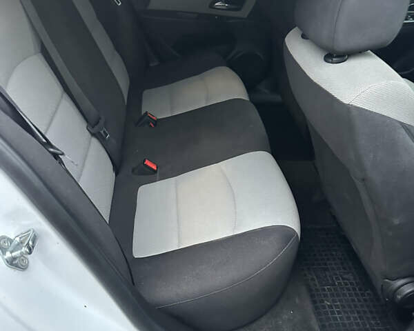 Белый Шевроле Круз, объемом двигателя 1.8 л и пробегом 110 тыс. км за 6300 $, фото 4 на Automoto.ua