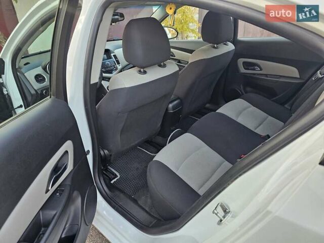 Белый Шевроле Круз, объемом двигателя 1.8 л и пробегом 237 тыс. км за 7400 $, фото 37 на Automoto.ua