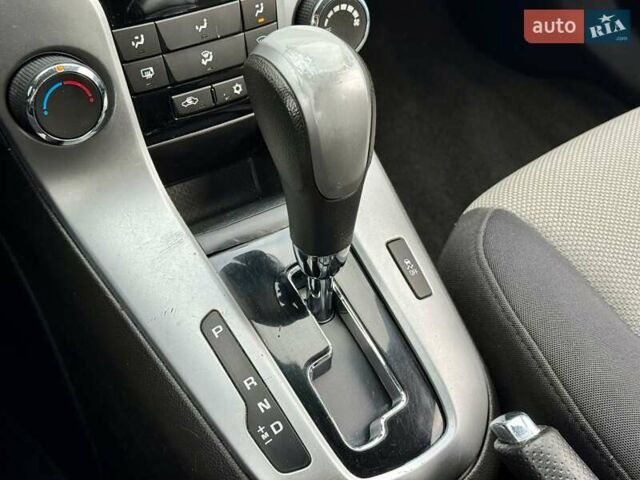 Белый Шевроле Круз, объемом двигателя 1.8 л и пробегом 263 тыс. км за 6500 $, фото 16 на Automoto.ua