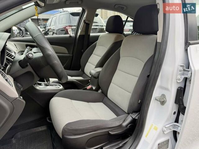 Белый Шевроле Круз, объемом двигателя 1.8 л и пробегом 263 тыс. км за 6500 $, фото 6 на Automoto.ua