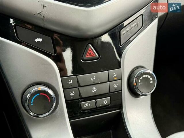 Белый Шевроле Круз, объемом двигателя 1.8 л и пробегом 263 тыс. км за 6500 $, фото 15 на Automoto.ua