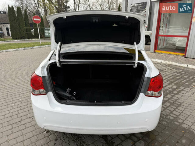 Белый Шевроле Круз, объемом двигателя 1.8 л и пробегом 195 тыс. км за 7499 $, фото 2 на Automoto.ua