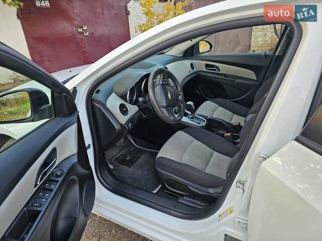 Белый Шевроле Круз, объемом двигателя 1.8 л и пробегом 237 тыс. км за 7400 $, фото 16 на Automoto.ua