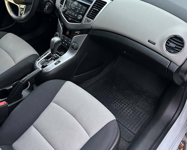 Белый Шевроле Круз, объемом двигателя 1.8 л и пробегом 110 тыс. км за 6300 $, фото 5 на Automoto.ua