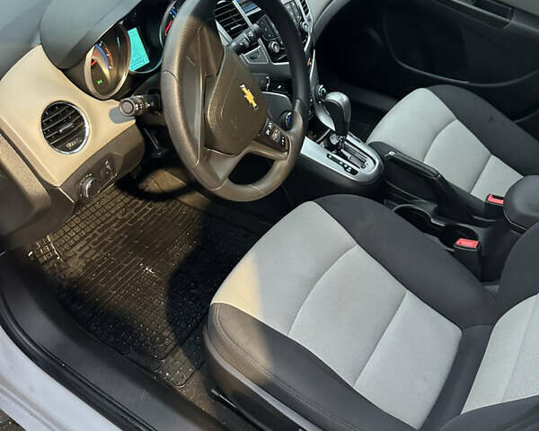 Белый Шевроле Круз, объемом двигателя 1.8 л и пробегом 110 тыс. км за 6300 $, фото 6 на Automoto.ua