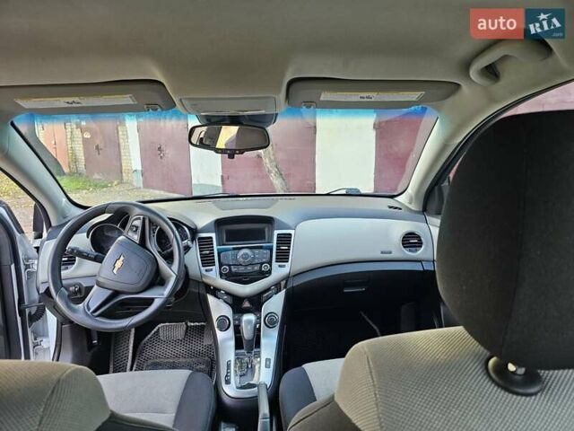 Белый Шевроле Круз, объемом двигателя 1.8 л и пробегом 237 тыс. км за 7400 $, фото 36 на Automoto.ua