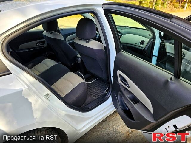 Белый Шевроле Круз, объемом двигателя 1.8 л и пробегом 237 тыс. км за 7000 $, фото 11 на Automoto.ua