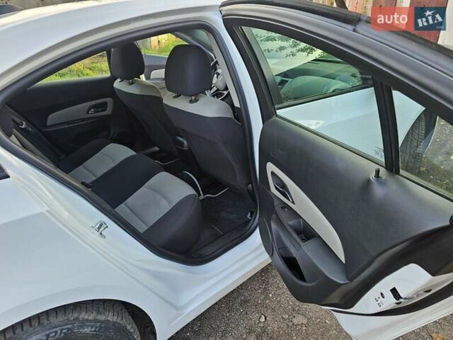 Белый Шевроле Круз, объемом двигателя 1.8 л и пробегом 237 тыс. км за 7400 $, фото 35 на Automoto.ua