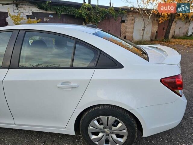 Белый Шевроле Круз, объемом двигателя 1.8 л и пробегом 237 тыс. км за 7400 $, фото 2 на Automoto.ua