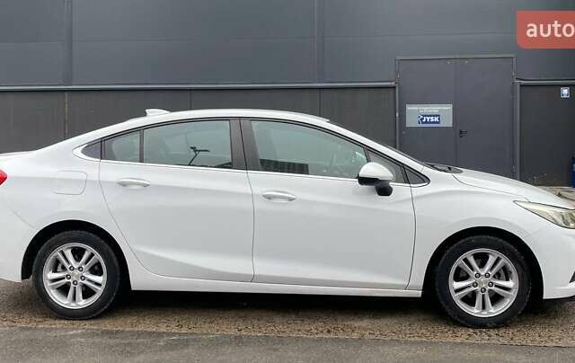 Белый Шевроле Круз, объемом двигателя 1.4 л и пробегом 113 тыс. км за 8999 $, фото 5 на Automoto.ua