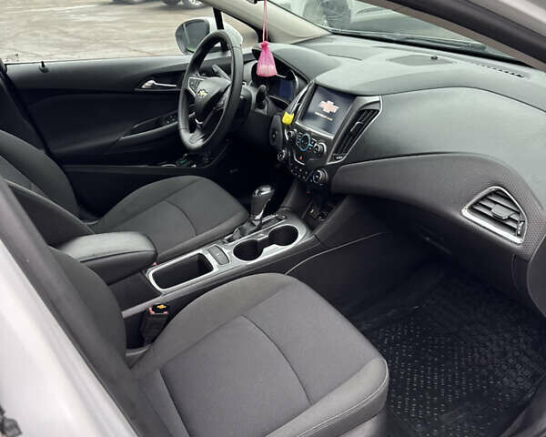 Белый Шевроле Круз, объемом двигателя 1.4 л и пробегом 123 тыс. км за 11000 $, фото 6 на Automoto.ua