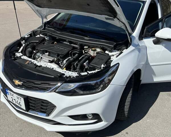 Белый Шевроле Круз, объемом двигателя 1.4 л и пробегом 101 тыс. км за 13200 $, фото 10 на Automoto.ua